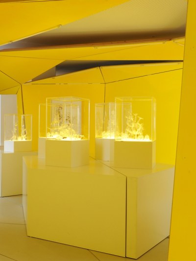 "der vom Blau umschlossene Flügel der Krähe trifft auf den gelben Kreis, der schläft"